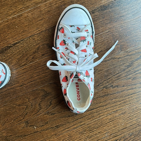 Converse strawberry sneakers - Picture 6 of 12